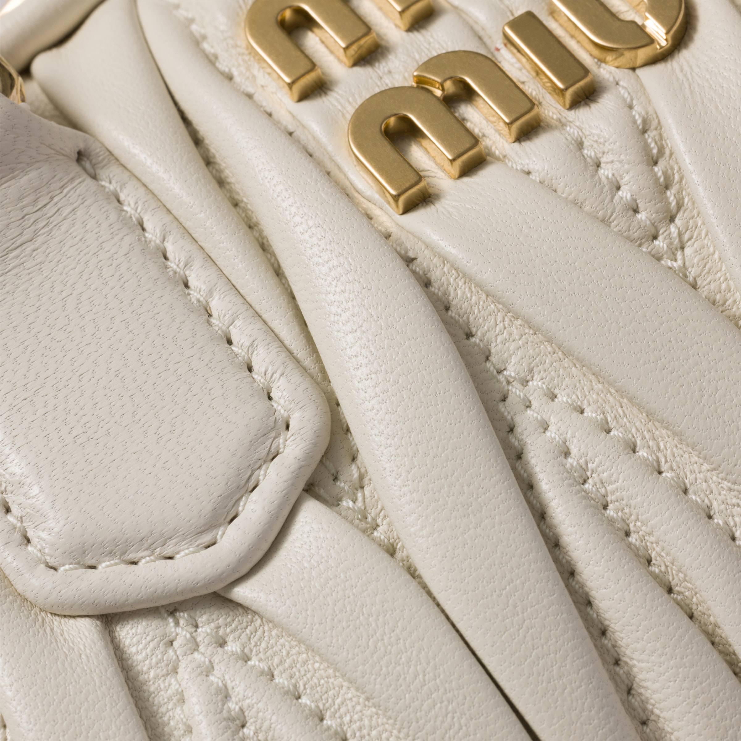 حقيبة أركادي ميني من جلد نابا المبطن باللون الأبيض